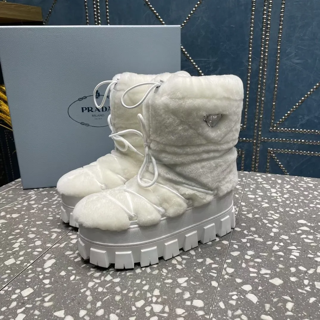 👟👟Ex-factory price 700👟👟 The highest version on the market, Prada's king style, snow boots, ski boots, chubby, so cute and cute →_→ From the Prada limited series, unique. Shiny nylon Oblique upper with criss-cross straps for an ideal fit. The boots are made of technical fabric and have a short-cut version. They can be worn in the city or in the mountains. They make the calves slimmer, taller, warmer and have a concave shape. The boots and soles use the original waterproof effect. The size is 35-40. 41Customized